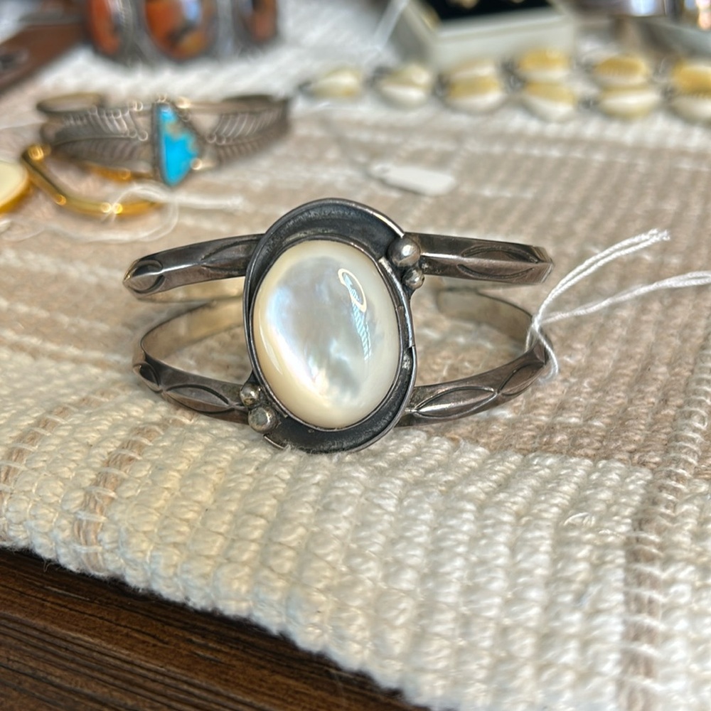 VINTAGE NATIVE AMERICAN NAVAJO MOTHER OF PEARL STERLING SILVER BRACELET
